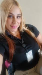 Ya q la compañia piden mucho. Busco trabajo, por favor q sea en caseta con  aire acondicionado, obvio silla, no le trabajo a nadie parado, por favor q  tenga un televisor disponible