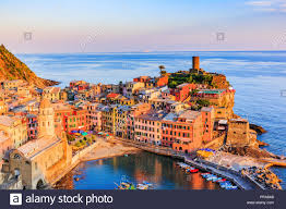 Retrouvez toutes les informations nécessaires pour votre escapade en ligurie. Vernazza Dorf Bei Sonnenuntergang Der Nationalpark Der Cinque Terre Ligurien Italien Stockfotografie Alamy