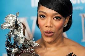 Godinu dana je vježbala američki naglasak kako bi postala Whitney Houston,  a ulogu je iznijela maestralno