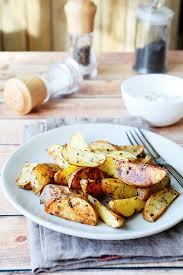 Lavate e spazzolate le patate sotto l'acqua corrente poi. Le Patate Al Forno Perfette Con La Buccia Mamma Felice