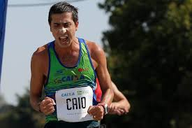 O fato de que o atleta tem que, ao caminhar durante toda a prova, manter um dos pés no chão, e mais: Caio Bonfim Confirma Favoritismo E Vence Os 20km Da Marcha Atletica No Trofeu Brasil Atletismo Ge