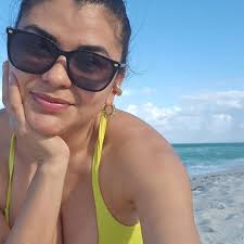 Scarlett Johansson al puro estilo 'Old Hollywood' con un vestido de  terciopelo azul noche y guantes a juego ♥️ #Oscars