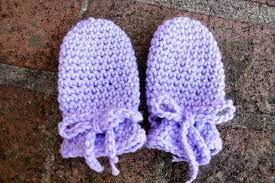 These Thumbless Baby Mittens Are Not Only The Cutest Thing Ever They Re So Easy To Make Baby Mittens Pattern Crochet Baby Mittens Baby Mittens