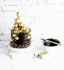 After applying my final coat of buttercream, i place the cake in the refrigerator for a good 30 minutes or more, until the finish is hard to the touch. Glam New Year S Eve Cake The Simple Sweet Life