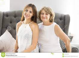 Deux femmes mûres aiment jouer avec une belle bite. Etreinte Mure De Femme Avec La Fille De Jeune Adolescent Image Stock Image Du Ensemble Verticale 101457049