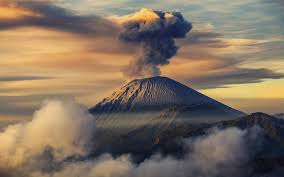 Tinggal kalian mengunduh gambar mewarnai gunung merapi yang kami sediakan dibawah ini. 11 Gambar Ilustrasi Pemandangan Gunung Meletus Pemandangan Indah Sekali