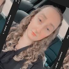 Não vá para casa da Claire. Uma loja de tatuagens/piercing fará um piercing  normal na orelha, mas vai custar mais, mas é melhor para si. ￼