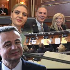 Të lumtë komandant Çeliku. Fatmir Limaj dhe dy deputetet e tij votuan sot  PRO Raportit të Vetëvendosjes. 👏👏