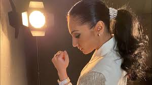 Mary nótár (born july 2, 1985 in hungary) is a singer of the romani ethnic group of the country of her birth. Notar Mary Nagyon Kamavtu Official Music Video Youtube