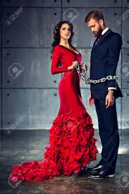 Jeune Femme Heureuse En Rouge Homme Robe De Maintien Sur La Chaine Lourde Vetements De Soiree Elegante Banque D Images Et Photos Libres De Droits Image 41972287