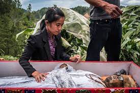 Indonesisches Ritual Tote Ausgraben