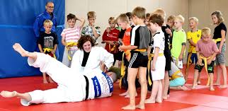 Judo (meaning gentle way) is a modern martial art, combat and olympic sport created in japan in 1882 by jigoro kano. Schnupperkursus Judo Kinder Lernen Sportart Spielerisch Kennen Schildkroten Werden Umgedreht Judo Djk Sportfreunde Dulmen 1920 E V