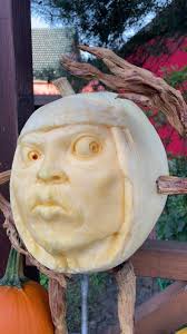 Vorsicht wachsamer Nachbar🤪. #kürbis #kürbisschnitzen #kürbisaus...