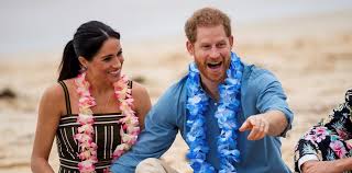 El príncipe harry, nieto de isabel ii, hizo este jueves su primera aparición pública en el palacio de buckingham desde que él y su esposa meghan sacudieron a la monarquía británica al renunciar a sus funciones como miembros de la familia real. A Cuanto Dinero Renunciarian El Principe Harry Y Meghan Markle