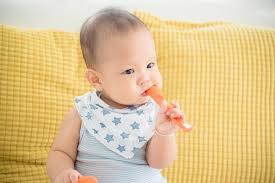 Bayi 9 bulan belum tahu merangkak? Tanda Tanda Kemunculan Gigi Pertama Bayi Dan Cara Menanganinya Alodokter