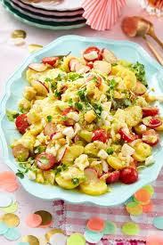 Die Kombination Von Kartoffeln Und Kase Solltest Du Dir Zum Grillen Oder Fur Die Nachste Party Merken Partysalat Gr Rezepte Kase Salat Kasesalat Rezepte