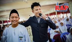 Wajah terkini anak ketiga pak nil buat ramai tak percaya, seiras wajah aznil haji nawawi famous malaysian tv personality aznil nawawi interviews e!'s kim kardashian. Pak Nil Dekati Anak Muda