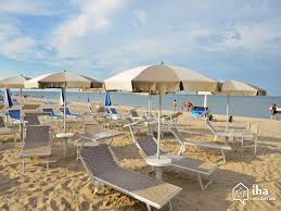 Appartamento dagli ampi spazi, posto al secondo piano con ascensore, ampio terrazzo, a pochi metri dalla spiaggia e a ridosso della bellissima pineta di milano marittima, composto da ingresso, soggiorno, cucina, 2 matrimoniali e posto auto in cortile condominiale. Affitti Cervia Milano Marittima Per Vacanze Con Iha Privati