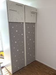 ikea hacks platsa schrank skadis die ruckwand des platsa schranks wurde mit tapete beklebt und dann ddas skadis element angebrach einrichtung raumteiler ikea