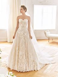 Modelli di abiti da sposa dalla linea particolare e unica, proposte glamour con piume, scollature profonde e giochi di pizzo per degli abiti nuziali magici. Abiti Da Sposa St Patrick Seregno Dea Spose Atelier Abiti Da Sposa