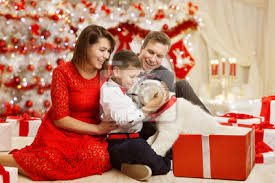 Weihnachten Familie Geben Hund Geschenk Glucklicher Vater Mutter Fototapete Fototapeten Immer Geben Gut Myloview De