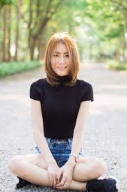 Arah sisiran rambut ini menghadap kedepan dan menariknya lagi kita tidak akan kerepotan untuk mengatur style sisiran rambut ini karena rambut ini lebih mudah disisir dan tentunya lebih praktis. Model Warna Rambut Wanita Sebahu Gaya Wanita Wanita Rambut Pendek