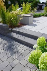 Sitzblock Im Eingangsbereich Und Zwei Stufen Fuhren Auf Das Podest Welches Zur Haustur Fuhrt Bambus Und Hortensien Beliebte Pflanzen Schmucken Den Vor Trees For Front Yard Backyard Trees Garden Seating