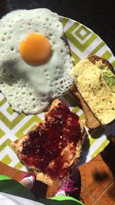 Desayuno Completo En Macro Nutrientes Carbohidratos Pan 100 Integral Y Fruta Mermelada Sin Azucar Proteina Huevo Y Queso G Food Healthy Recipes Breakfast
