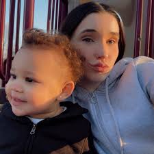 Hello everyone! I was just posting to see if anyone happen to know of  anyone who does tattoos