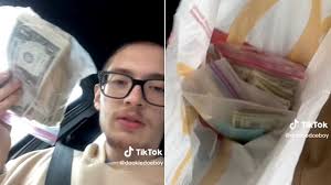 Videó: véletlenül egy zsák pénzt kapott a McDonald's-ban a tiktokker
