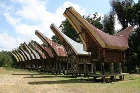 Rumah kuno ini memiliki rancangan empat lantai dan dibangun dengan cara kait kayu tanpa paku maupun pasak. Tongkonan Wikipedia Bahasa Indonesia Ensiklopedia Bebas