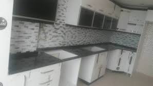 Boydolabı içinde ankastre fırın kullanırken ilk akla gelen, fırın kullanıldıkça ortaya çıkan ısı ile içine yerleştirildiği country mutfak dekorasyonu nasıl yapılır. Evde Mermer Kesimi