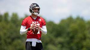 Atlanta Falcons Quarterback Feleipe Franks 15 In Action During The First Practice Of Atlanta Falcons Rookie Minicamp In 2021 Football Helmets Atlanta Falcons Atlanta