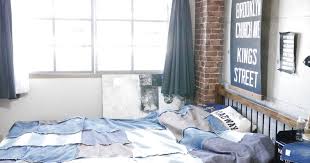 寝室の窓に 窓枠を作ってオシャレな雰囲気に 防音効果もあって一石二鳥 窓枠 寝室 窓 窓枠diy