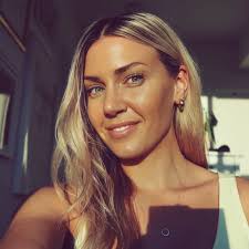 Kristen Mckenzie's Instagram, Twitter & Facebook