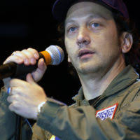 Исполнитель кантри-музыки Джеррод Хемманн выступает во время