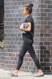 إيرينا شايك تتألق بستايل رياضي بعد ولادتها الحديثة Irina Shayk In A Stylish Workout Outfit Irina Shayk Style Irina Shayk Irina Shayk Baby