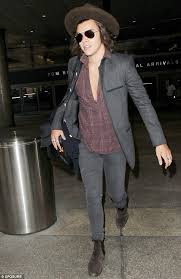 Harry styles is not one of those guys. Harry Styles Greeted By Female Fans As He Jets Into La Daily Mail Online