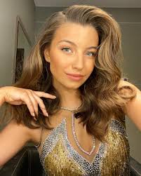 Her net worth is around $600,000 as of 2021. Wieniawa Skrytykowana Przez Internautow Za Taniec Zdjecia Galeria Wideo
