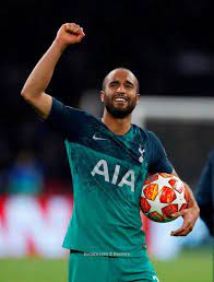 فاز الاعب البرازيلي لوكاس مورا نجم نادي توتنهام الإنجليزي بجائزة أفضل لاعب في الدوري الإنجليزي الممتاز لشهر أوت. Ù„ÙˆÙƒØ§Ø³ Ù…ÙˆØ±Ø§ Ù…Ù„Ùƒ Ø§Ù„Ø³Ø§Ù…Ø¨Ø§ ÙÙŠ Ø¯ÙˆØ±ÙŠ Ø§Ù„Ø£Ø¨Ø·Ø§Ù„