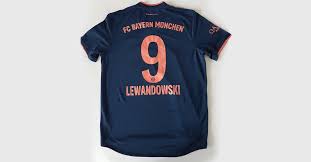 Koszulka jest orginalna z nike z nadrukiem polski. Sturmerstar Robert Lewandowski Unterschreibt Fc Bayern Trikot