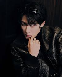 7 Ide Outfit Nuansa Hitam ala Tan Jian Ci, Manly Abis!