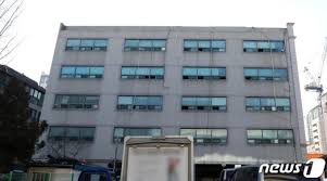 그러나 승리제단의 단상에 서게 된 후에는 승리제단 식구가 혹시 보면 실망할까봐 밀짚모자를 눌러쓰고 작업복으로 갈아입고 변장을 하여 새벽. 9yjtf6hqzalvzm