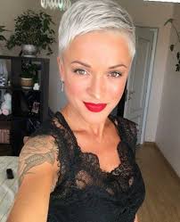 Today i'm sharing with you 4 different ways to style your short hair courtesy of kris does kurls on instagram. Pin On Sehr Kurzehaarschnitte