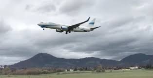 Bahia est la seule survivante du crash d'un avion qui a tué 152 passagers, dont sa mère. Un Avion Evite Un Crash De Justesse Video Soirmag