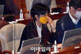 '국회 보좌진 여러분께'로 시작하는 대자보에서 류 의원은 자신이 추진하는 형법 개정안에 대해 강간의 정의를. ë¹„ì„œ í•´ê³  ë…¼ëž€ ë¥˜í˜¸ì • ë¹„ê²í•œ ì •ì¹˜ê³µìž'ì— ì•ˆ ë†€ì•„ë‚˜ ìš¸ë¨¹