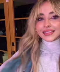 Quante Calze Usa Sabrina Carpenter