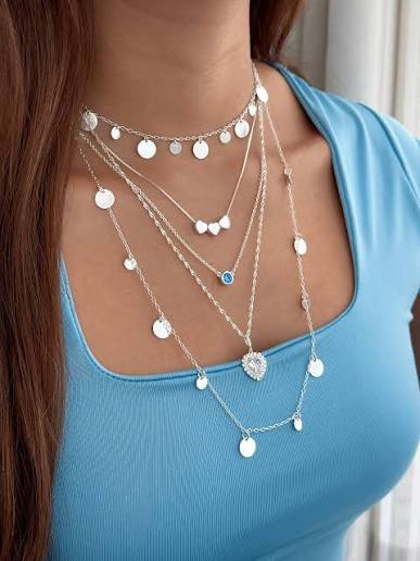 Chokers, colares em camadas e pingentes que seguem a tendência do mix poderoso, perfeito para suas clientes que amam brilho e sofisticação.❤️😁 Vendas somente no ATACADO! 📲(62)8126-6642 Para informações sobre compras nos