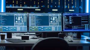 초대형 멀티 디스플레이 패널이 설치된 플랜트 중앙 관제실에서 엔지니어들이 DCS 화면을 통해 공정 흐름을 통제하는 모습