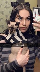 Shelly Dilley's Instagram, Twitter & Facebook